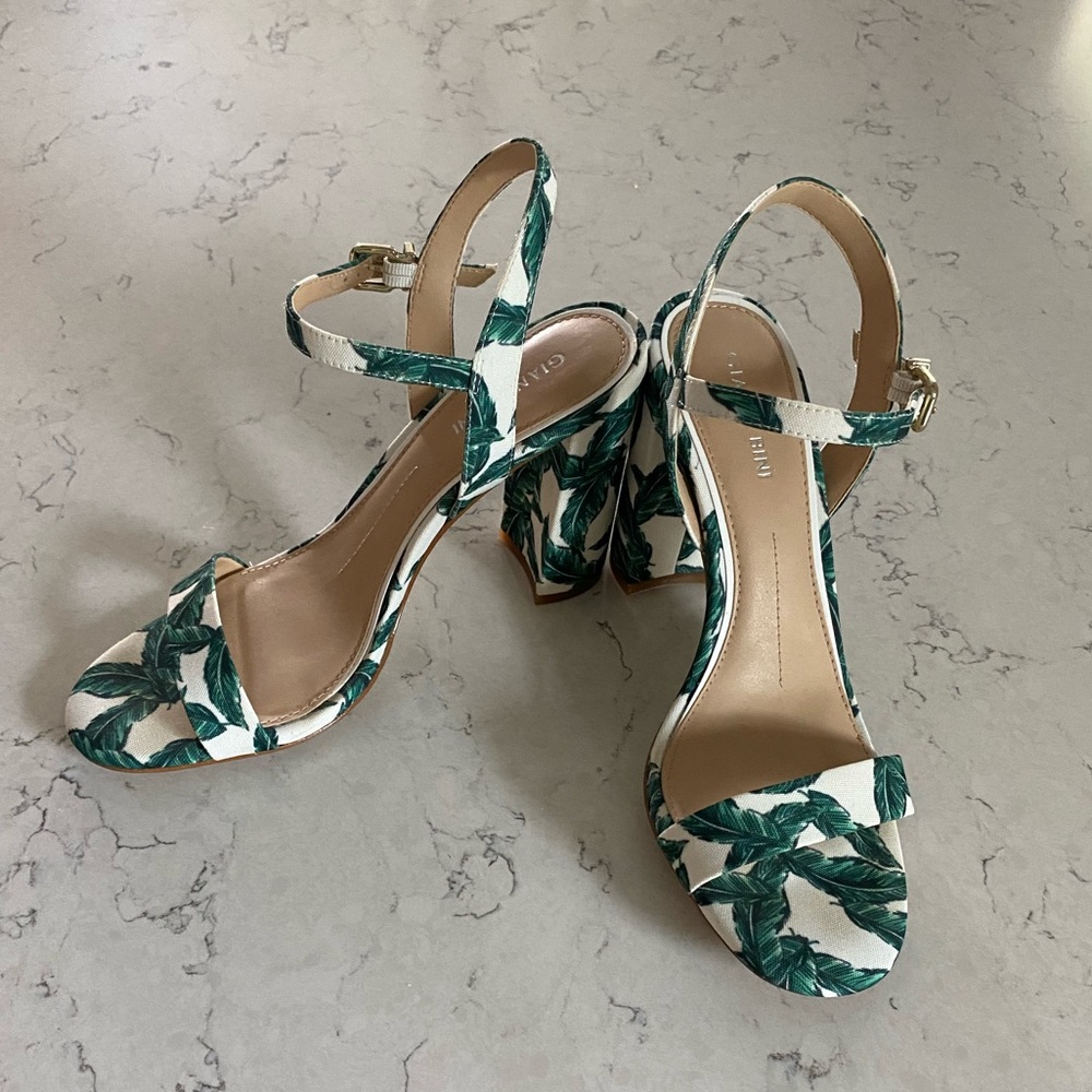 Gianni Bini 7.5 banana leaves canvas pint heels